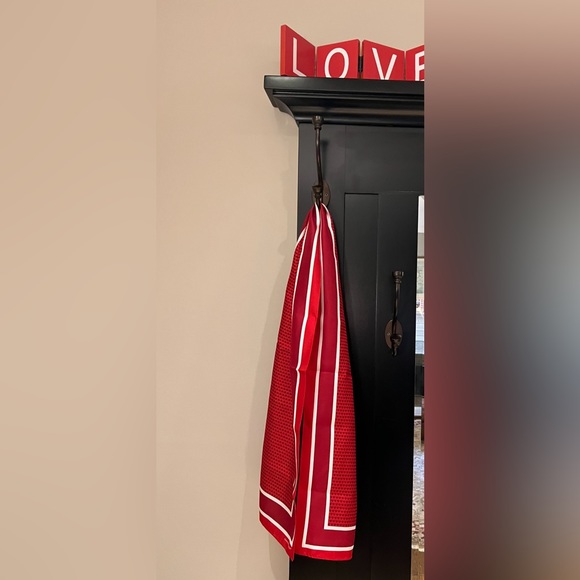 Brand New Vineyard Vines Valentine’s Day Hearts 100% Silk Scarf - Picture 7 of 9